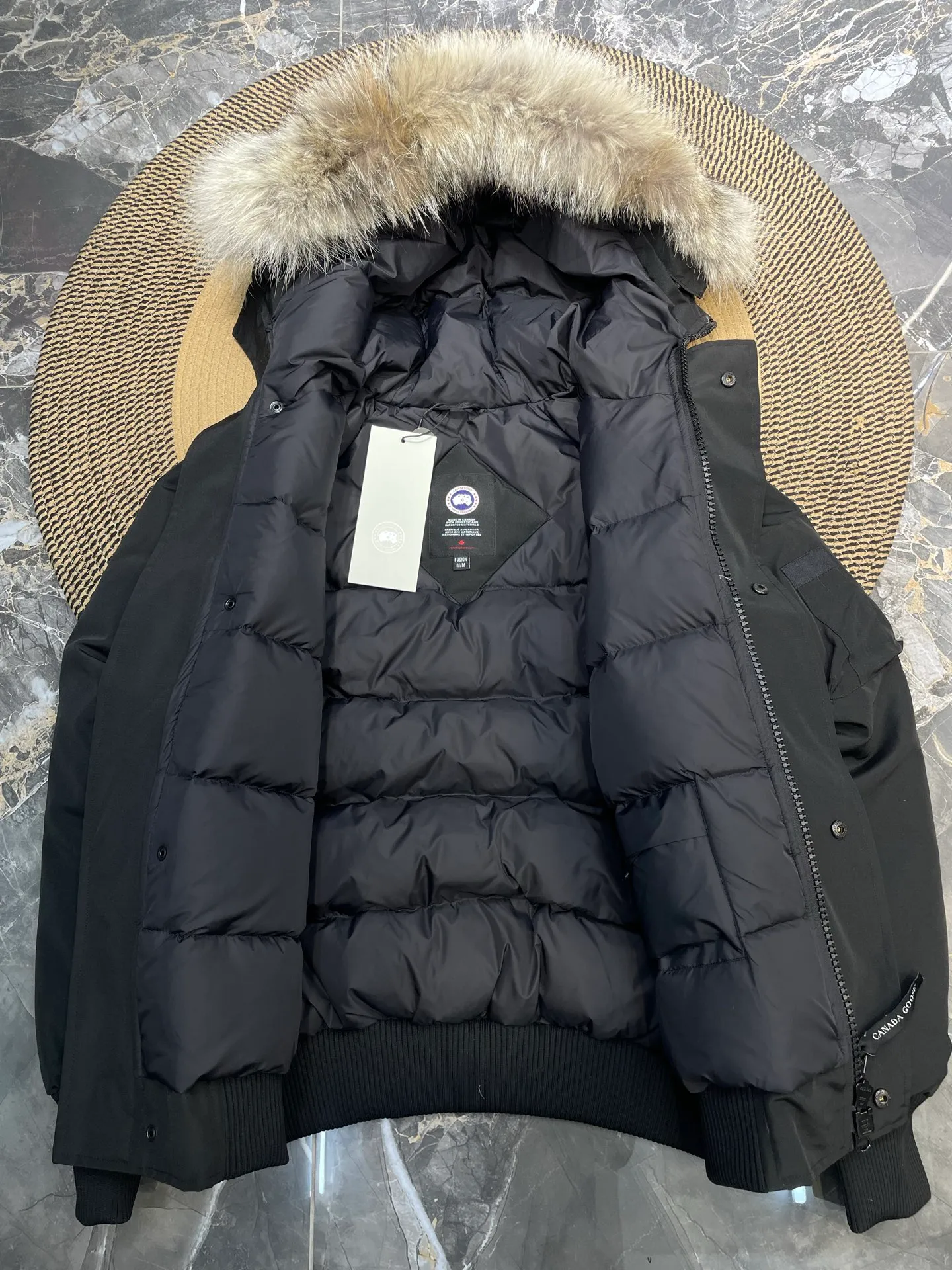 P780 high-end version Canada Goose Canada Goose #Chilliwack 7999M bomber jacket short down jacket/01 model #Men and Women Same Style# ➖ Genuine synchronous anti-counterfeiting chip sensor! ➖ Imported 21S polyester-cotton blended original fabric [last year’s 16S/18S hard fabrics have been completely eliminated, this year all use 21S genuine synchronous fabrics, the soft mid-strap feels delicate and textured], genuine synchronous Feather-Light 10D waterproof coating fabric, made of 84.5 polyester fiber and 15.5 cotton, 100% the best feel in the entire network! ➖ The genuine official website is synchronized with the national standard 80 white duck down, you can check the official website customer service, there will never be a series of misleading claims such as 90 down or goose down! ➖ Using the best nylon lining with double double-layer sealing design, velvet-proof No. 7 needle + grid-filled down ready-made garments, there is 100% no so-called velvet running! ➖ The cuffs are designed with thickened seamless threads, and the collar and pockets are lined with top-quality polar fleece to keep you warm and comfortable! ➖ Yoshida YKK provides original custom-made electroplated sliders. YKK two-way lockable zippers are tight and smooth and will not peel off paint! ➖ 3M composite guarantees that the Velcro is the same as the original, durable, and all accessories and hardware are custom-made! ➖ Imported BEHRINGER embroidery machine to customize the 10,000-needle embroidery logo, 98% of which can be reproduced to restore the original logo. You can check and compare on the official website! ➖ The fur collars are all made of large pieces of Western Canadian blue wolf hide, ensuring that each fur collar is 13-15cm wide!   Size:XS-XXL